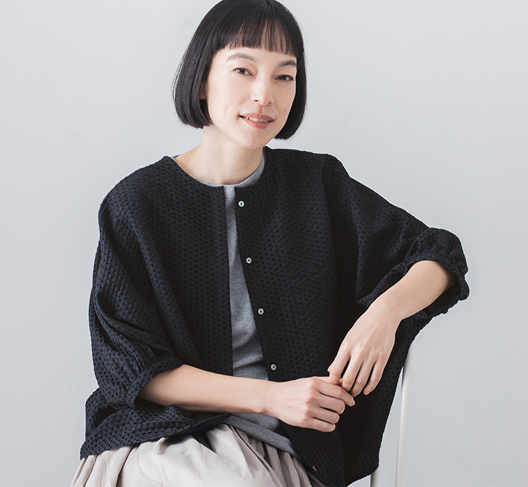 &yarn ドルマンスリーブ ブラウス(C・ダークネイビー)の生地とボタン