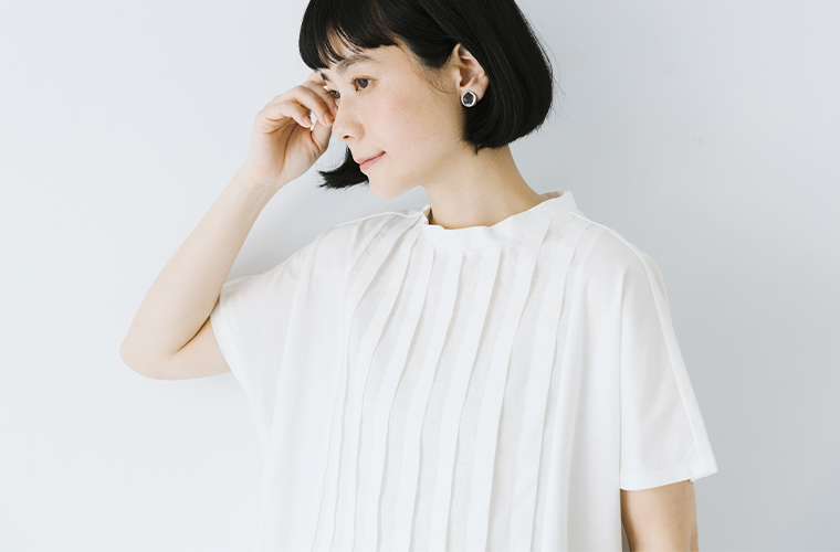 LILASIC　布帛切替タックTシャツ（オフホワイト）の上半寄り