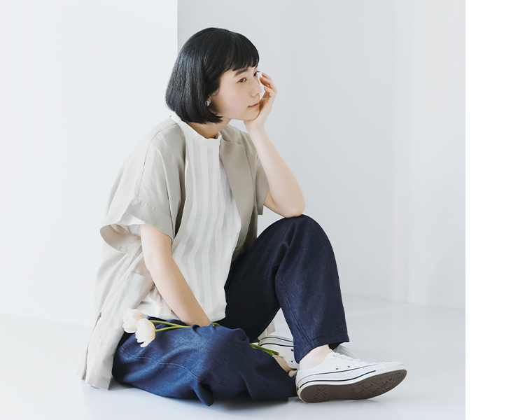 LILASIC　布帛切替タックTシャツ（オフホワイト）の座ったイメージ