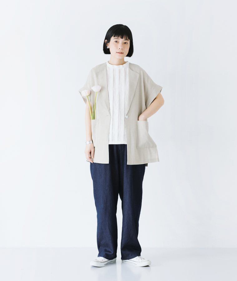 LILASIC　布帛切替タックTシャツ（オフホワイト）の立ちイメージ