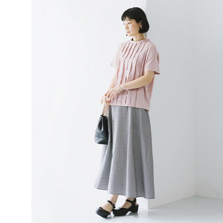 LILASIC　布帛切替タックTシャツ（ピンク）の着こなし　全身