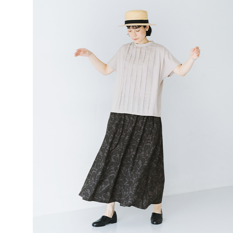 LILASIC　布帛切替タックTシャツ（ライトグレー）の着こなし　全身