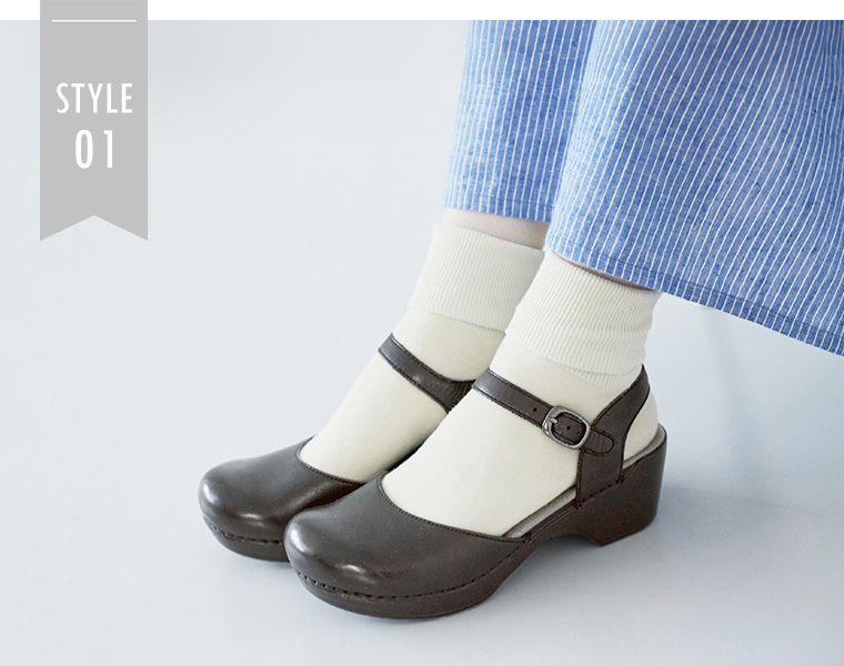 	dansko　SAM(ブラック)の着用イメージ　上品スタイル　足元寄り
