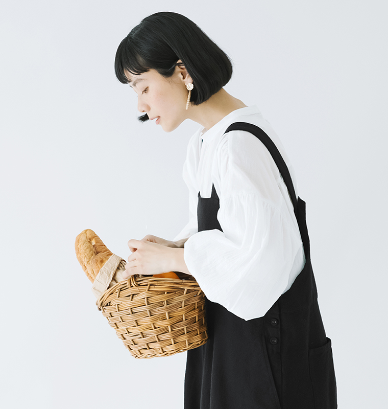 【D*g*y】＜別注＞バルーン袖ブラウス オフホワイト 横上半身寄り
