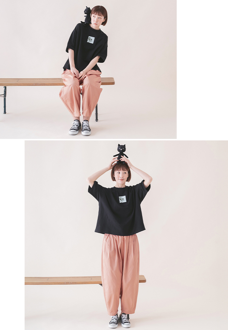 &yarn　ネコプリントTシャツ(ブラック)座ったイメージと全身前