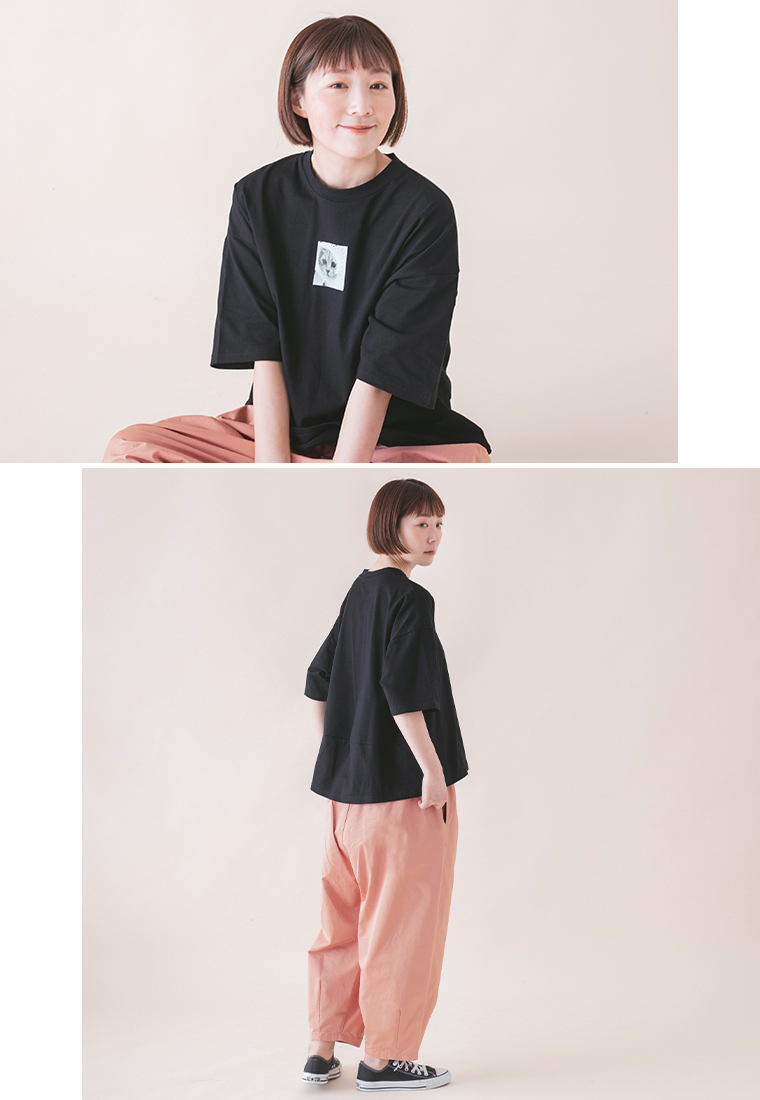 &yarn　ネコプリントTシャツ(ブラック)　寄りと斜め後ろ全身