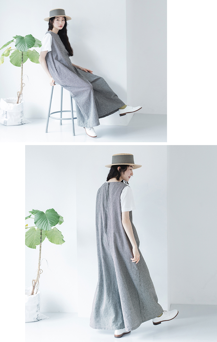 Bliss bunch　リネンコットン ワイドサロペットパンツ　ギンガムチェック　座ったイメージ　後ろ姿