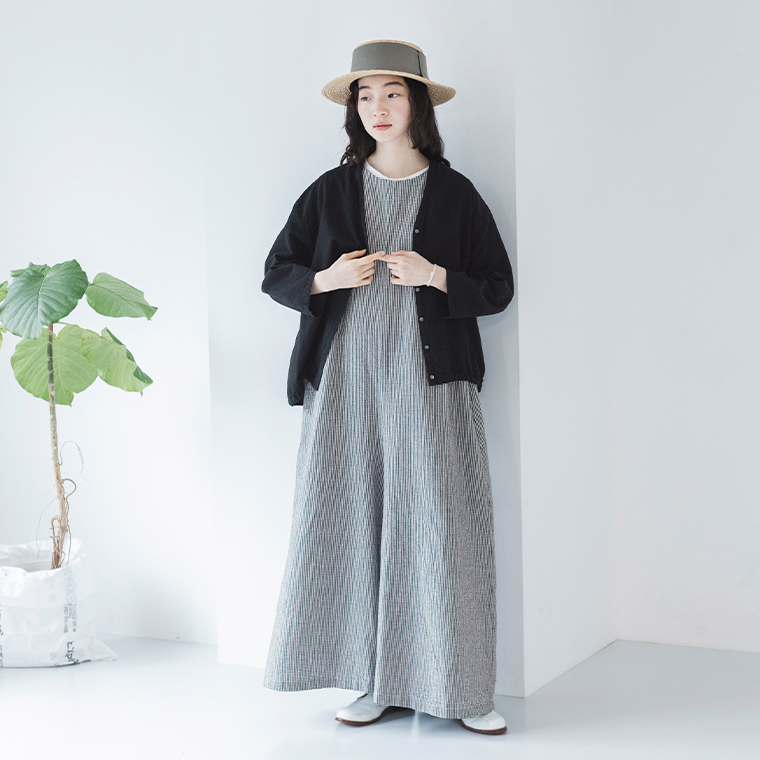 Bliss bunch　リネンコットン ワイドサロペットパンツ　ギンガムチェックにリネンコットン裾ゴムVネックカーディガンを合わせた着こなし