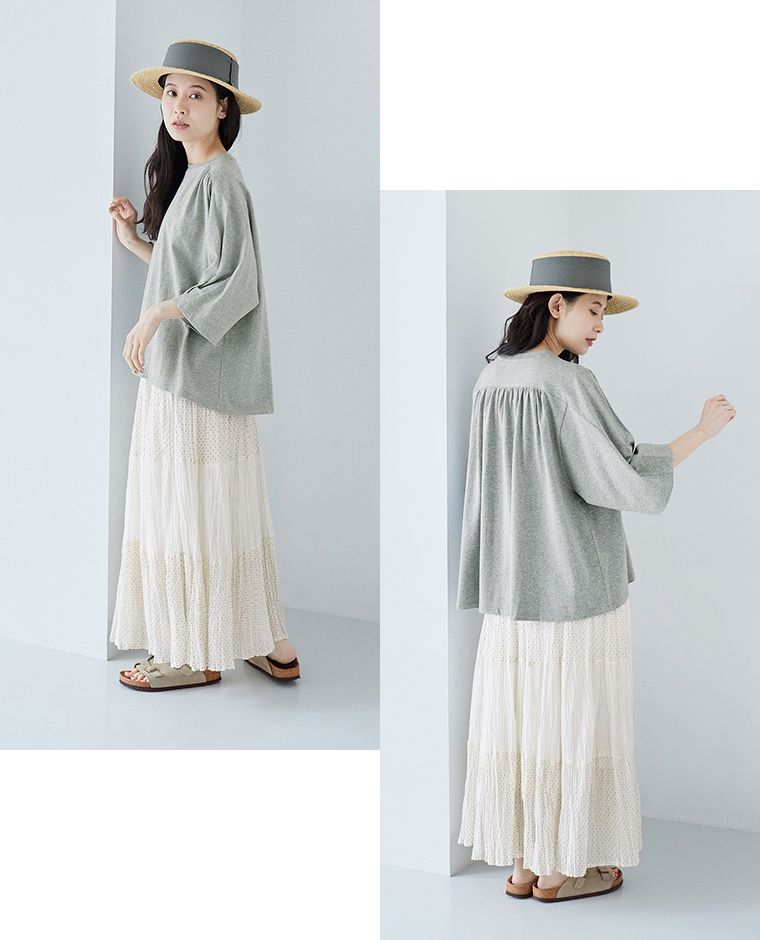 【&yarn】ギャザー5分袖Tシャツ（杢グレー）・ドットティアードスカート（オフホワイト）／横・後ろカット