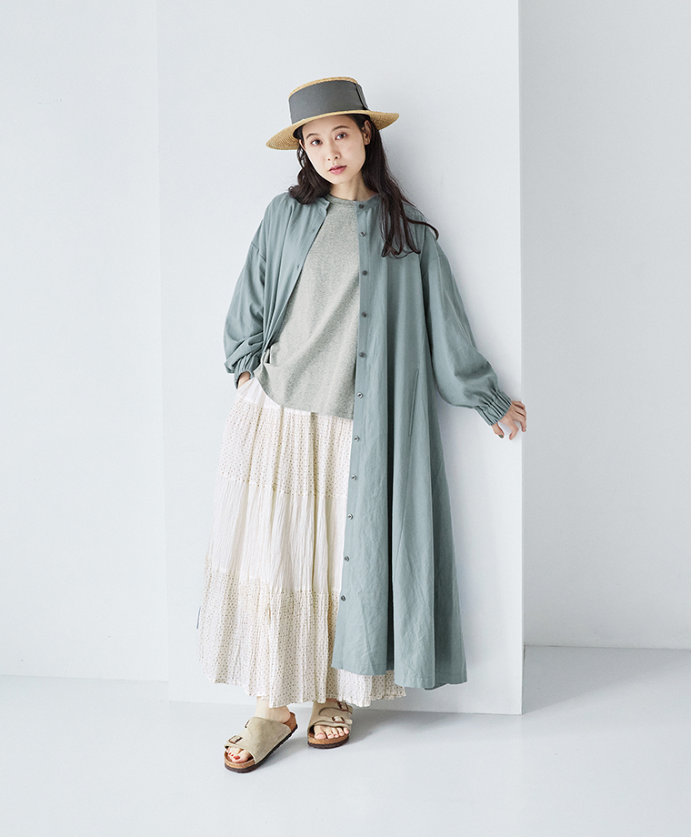 【&yarn】ギャザー5分袖Tシャツ（杢グレー）・ドットティアードスカート（オフホワイト）／羽織りコーデ