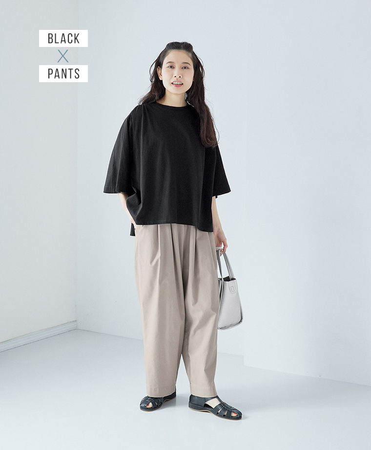 【&yarn】ギャザー5分袖Tシャツ（ブラック）・パンツコーデ／#03：定番にこなれ感をプラス＜ブラック＞×パンツスタイル