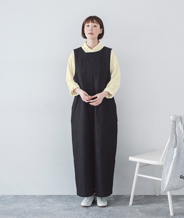 Lintu Laulu リネンコットン2WAYサロペット インディゴ シャツの着こなし