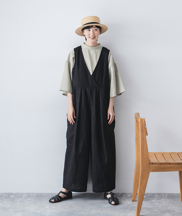 Lintu Laulu リネンコットン2WAYサロペット ブラック ブラウスの着こなし