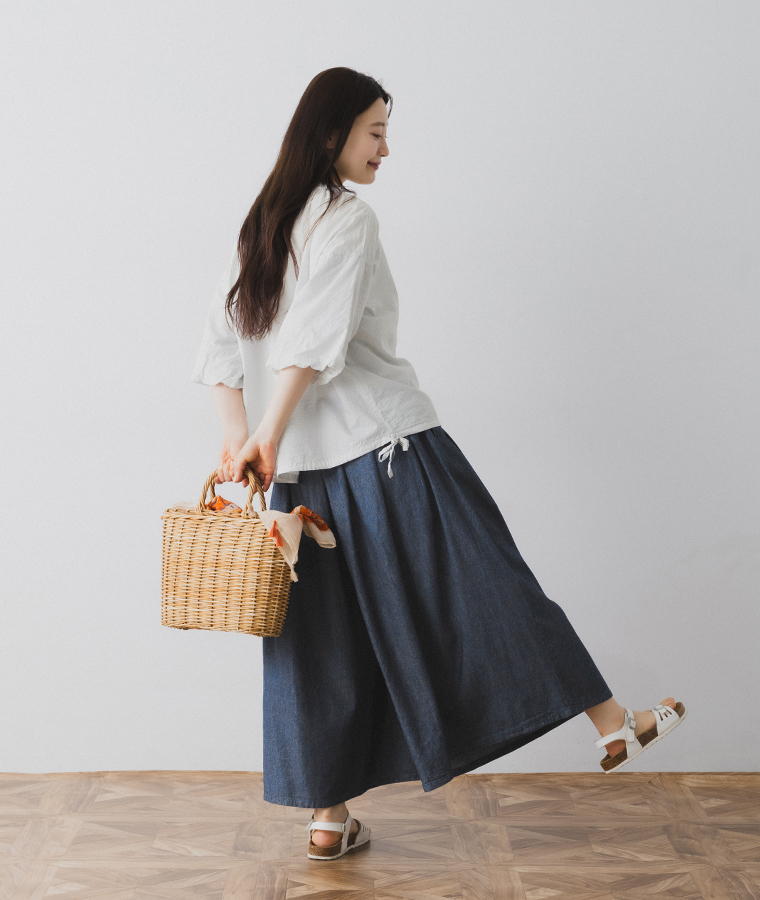 cloudnine インディゴ染布帛デニム 8分丈タックワイドフレアパンツ バックデザイン