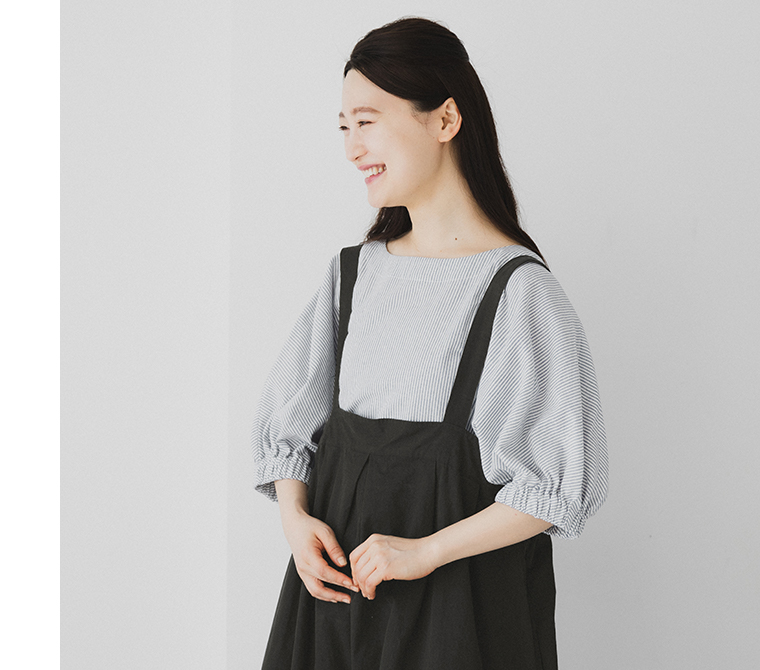 no jean コットンリネンタッチ袖口ギャザープルオーバー ブルー×アイボリー 上半身寄り