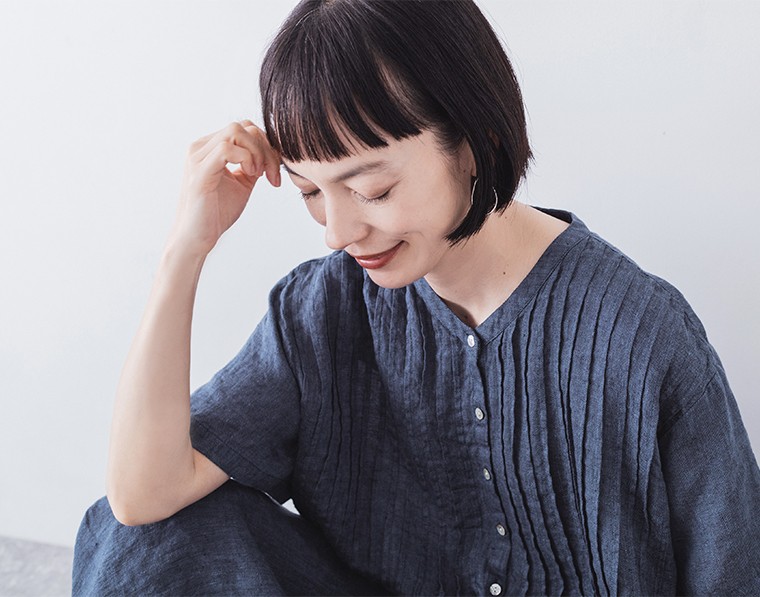 08Mab(ゼロハチマブ) 【別注】リネンシャンブレー前ピンタックワンピース ブルー 上半身寄り