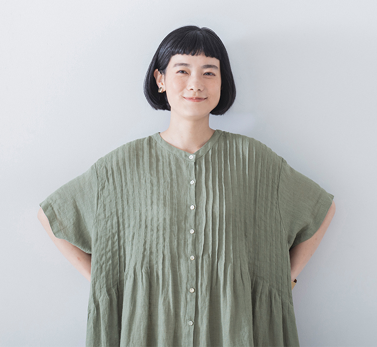 08Mab(ゼロハチマブ) 【別注】リネンシャンブレー前ピンタックワンピース ダルグリーン 上半身アップ