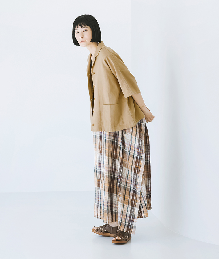 &yarnコットンリネンオープンカラーブラウス(A・ベージュ)の羽織り