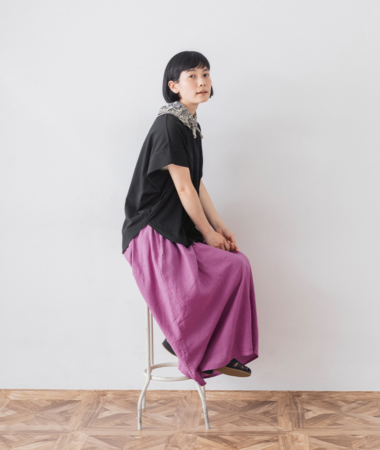 &yarn(アンドヤーン)　ワイドカットソー(ブラック)の座りカット