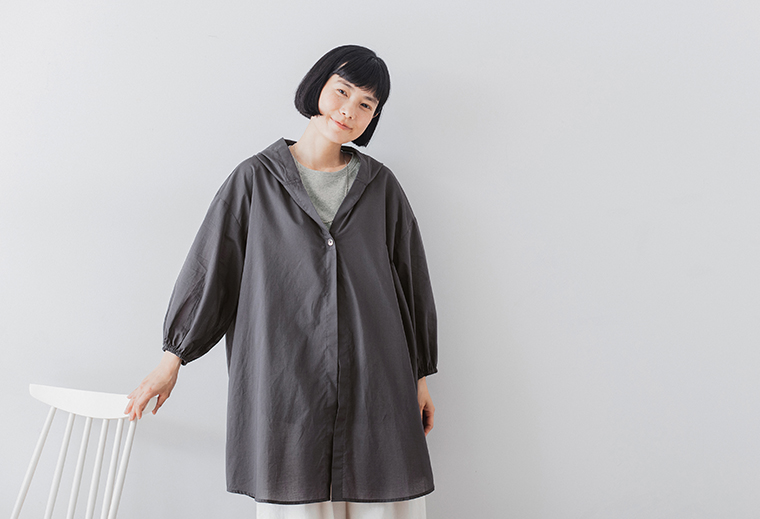 &yarn(アンドヤーン)　ワイドカットソー(グレー)とシアーシャツカーデ(ネイビー)の上半身寄り