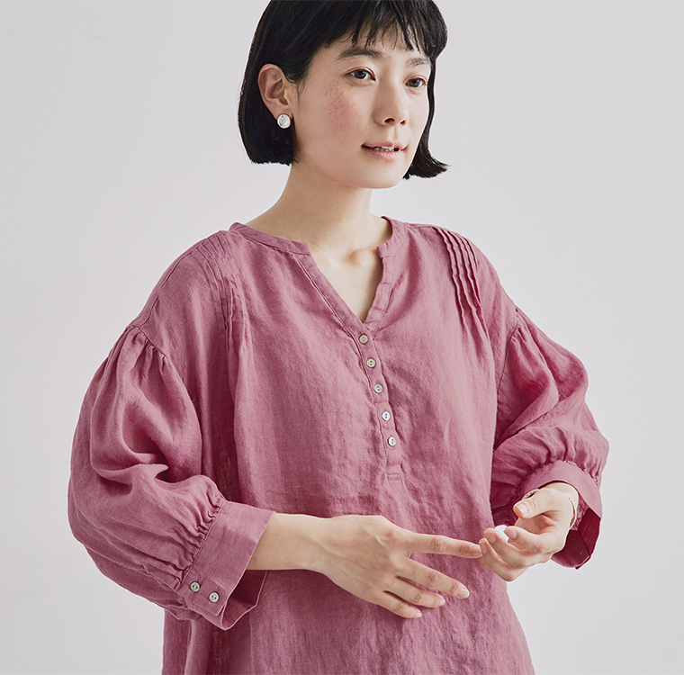 08Mabリネンシャンブレー　ボリューム袖ブラウス(マゼンタ)の袖、シルエット、スッキパー、ピンタック、貝ボタン