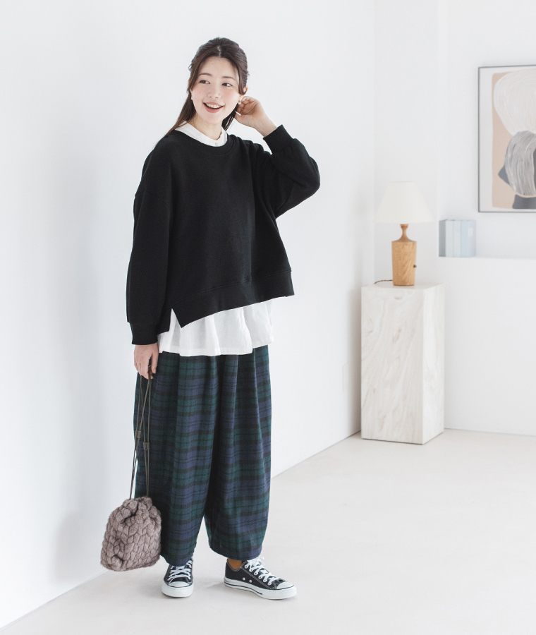 Lintu Laulu福袋サイドスリット裏毛プルオーバーとブラックウォッチネルワイドパンツのコーディネート
