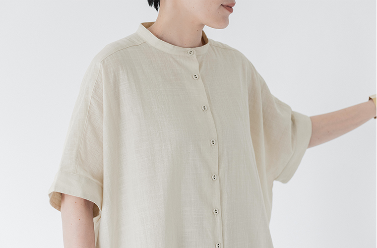&yarn ブラウスの襟元のディテール