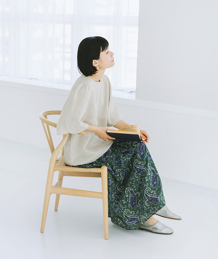 【Crea delice】 リネン ビッグ袖ブラウス(リネンベージュ) 座り