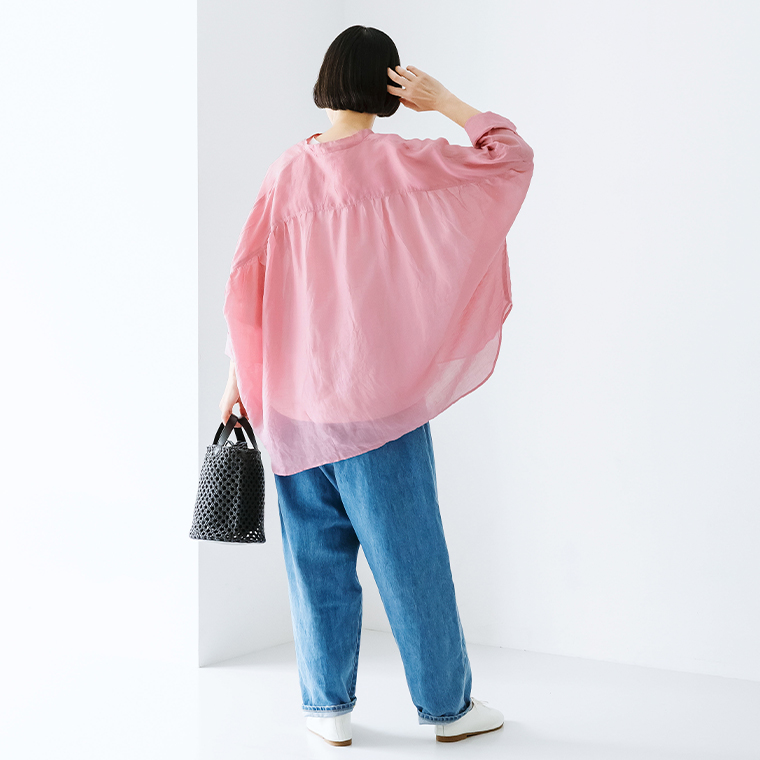 ichi リネンポプリンワイドシャツ　pinku全身後ろ
