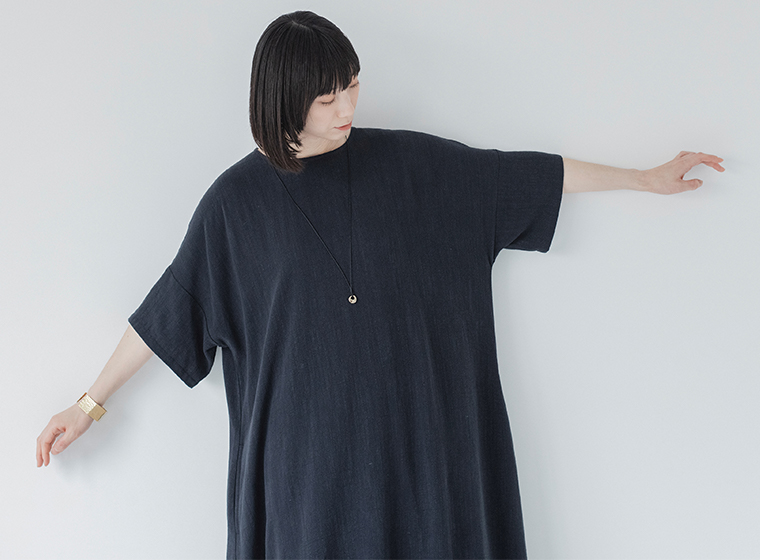 08Mab サイドボタンワンピースの上半身アップ