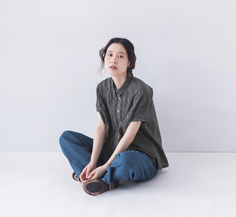 シュリンク刺繍シャツ 【LILASIC】チャコール 座り