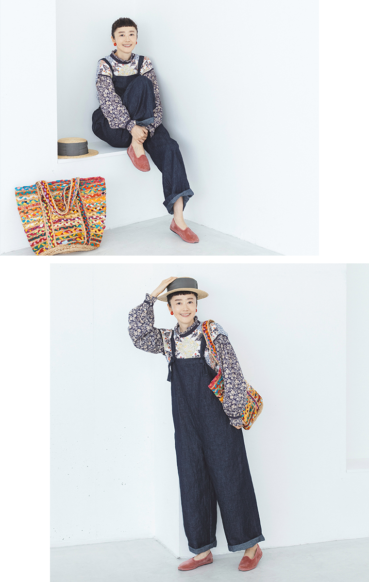 &yarn 滝口和代 マイフェイバリットデニムサロペット 　全身前、座ったイメージ