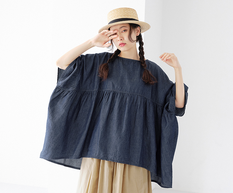 Sorte cuff　デニムワイドブラウス ベージュのスカート合わせ 上半身アップ 身幅見せ