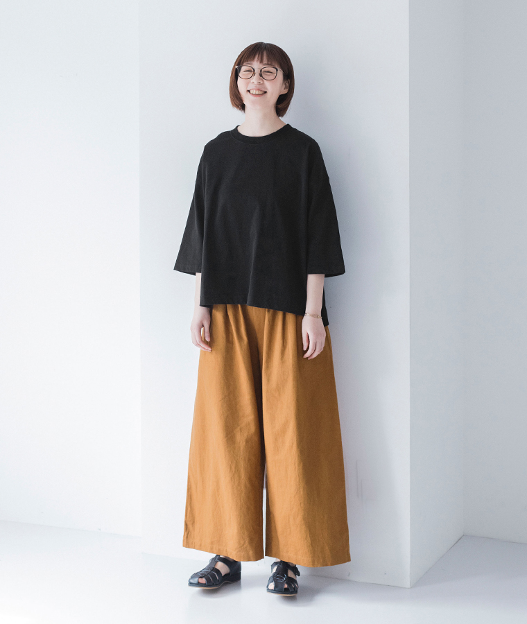 &yarn　コットンリネン タックワイドパンツ　オレンジのアレンジスタイルツ(ブラウン)の着こなし