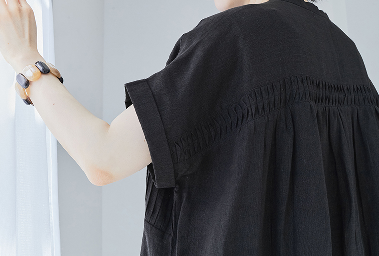LUPILIEN by natulan【別注】リネンメニーピンタックワンピースブラックの袖と背中のピンタック、ギャザー