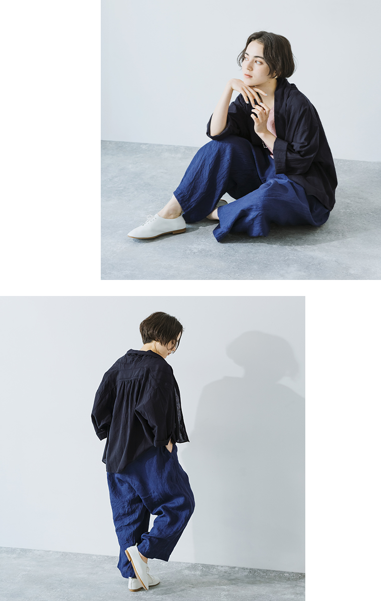 ICHI Antiquites　インディゴリネンパンツ　座ったイメージと後ろ姿　コットンリネンローブの紹介