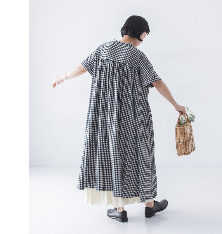 Lintu Laulu バンドカラーギャザーワンピース  ギンガムチェック 全身後ろ