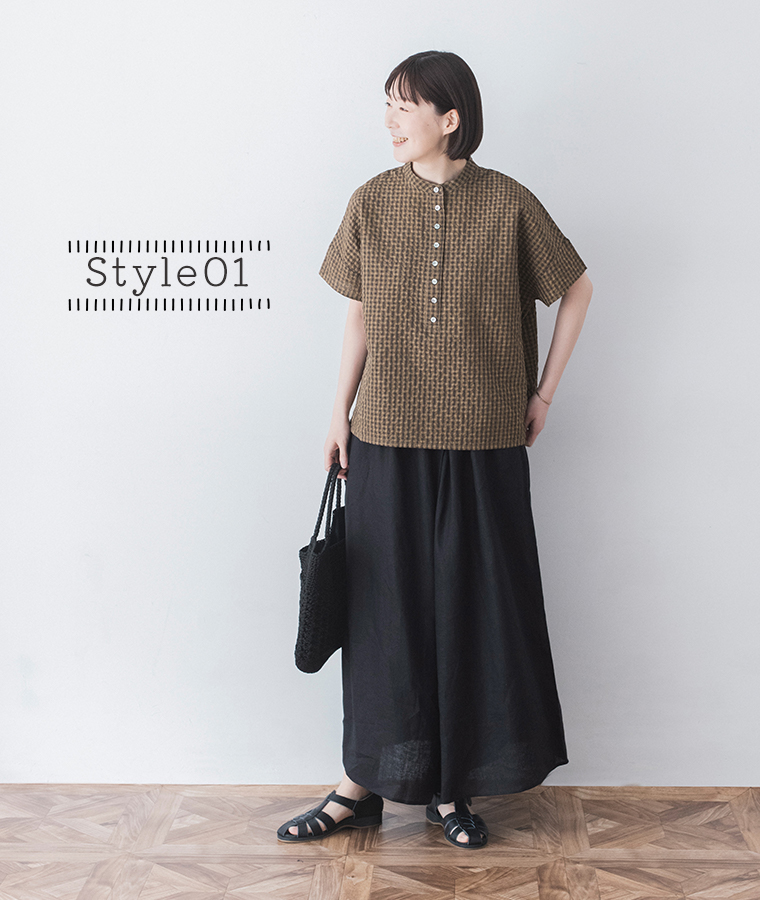 &yarn ブラウス(イエロー×ブラウン)とパンツ(ブラック)のコーディネート