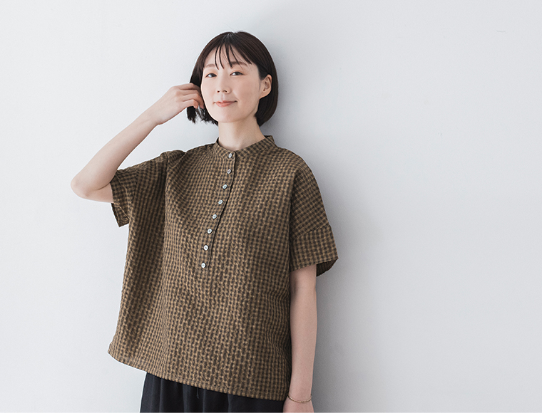 &yarn ブラウス(イエロー×ブラウン) 上半身アップ