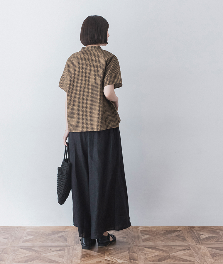 &yarn ブラウス(イエロー×ブラウン)とパンツ(ブラック) 全身後ろ