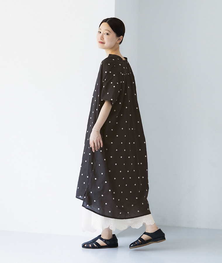  cloudnine キャンブリック ドット刺繍 前開きワンピース 全身斜め後ろ