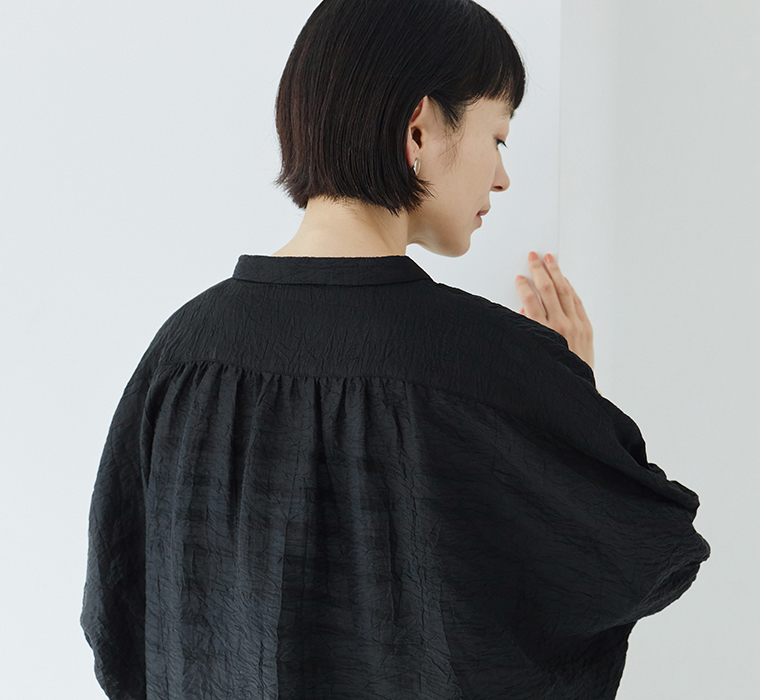 【&yarn】ドルマンギャザーブラウス ブラック バックギャザー寄り
