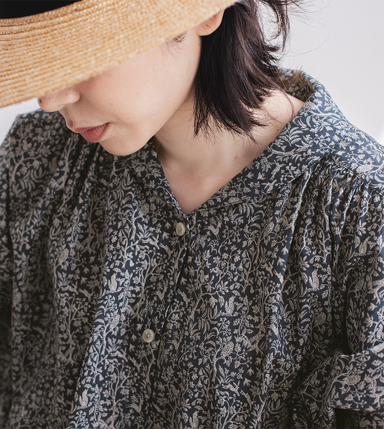 homeworking 別注｜森の暮らし柄　ショールカラーワンピースネイビーのカラーとギャザー