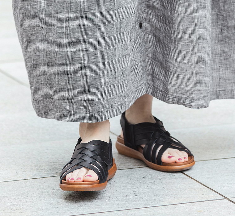 【COON】別注｜メッシュバックベルトサンダル ブラック寄り
