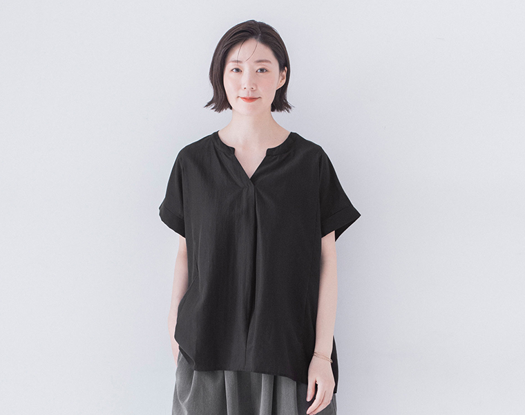 &yarn 【わたしの大人服。】 ブラウス(ブラック)の上半身アップ