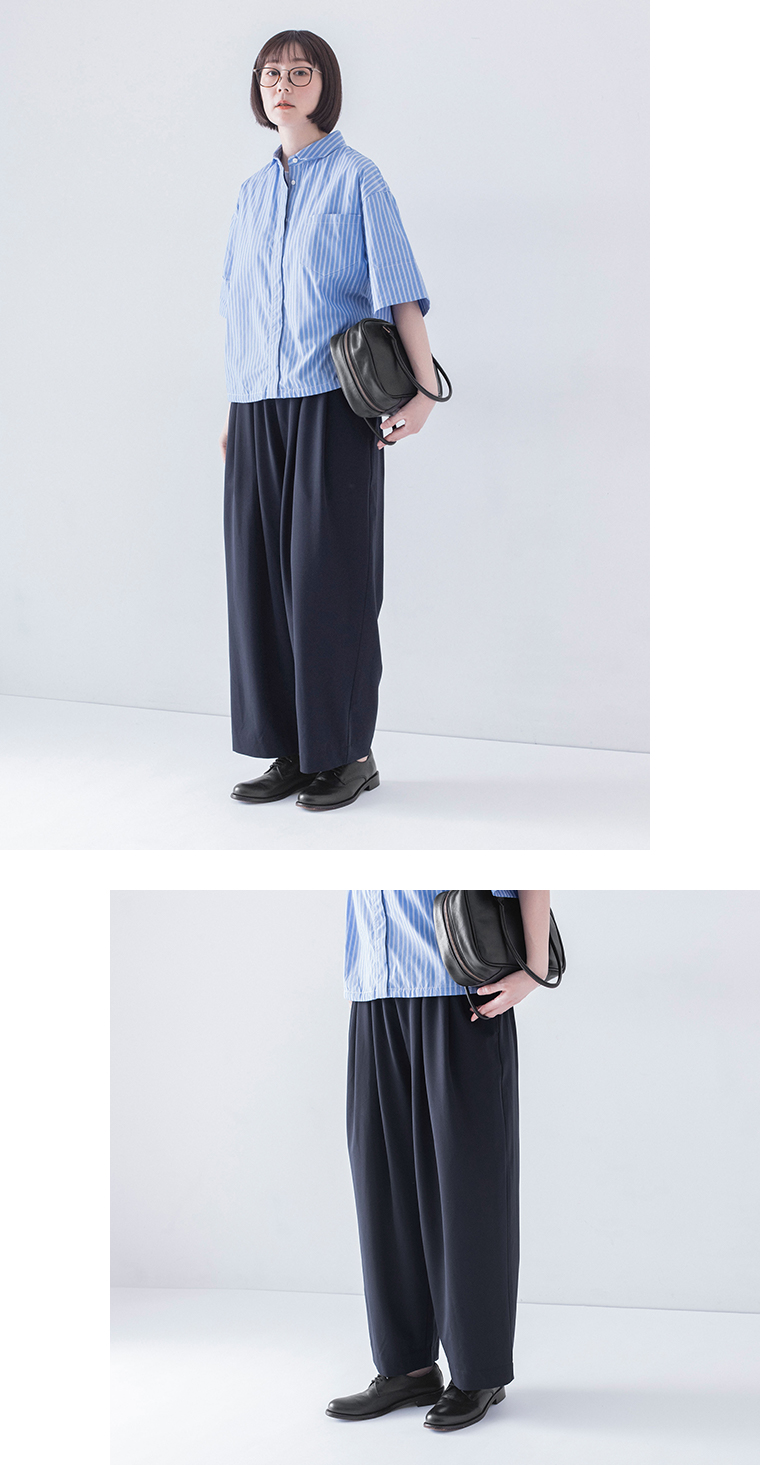 &yarn 【わたしの大人服。】 ワイドパンツ(ネイビー)の全身とパンツアップ