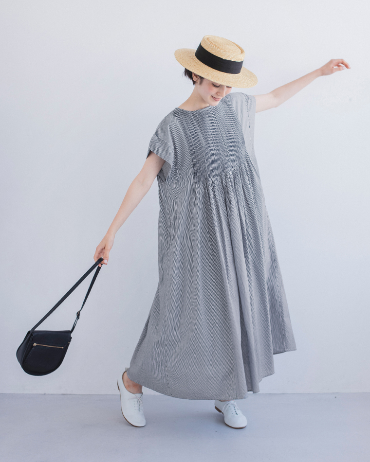 Noia キャンブリックボイルピンタックワンピースネイビーストライプのウエストギャザー