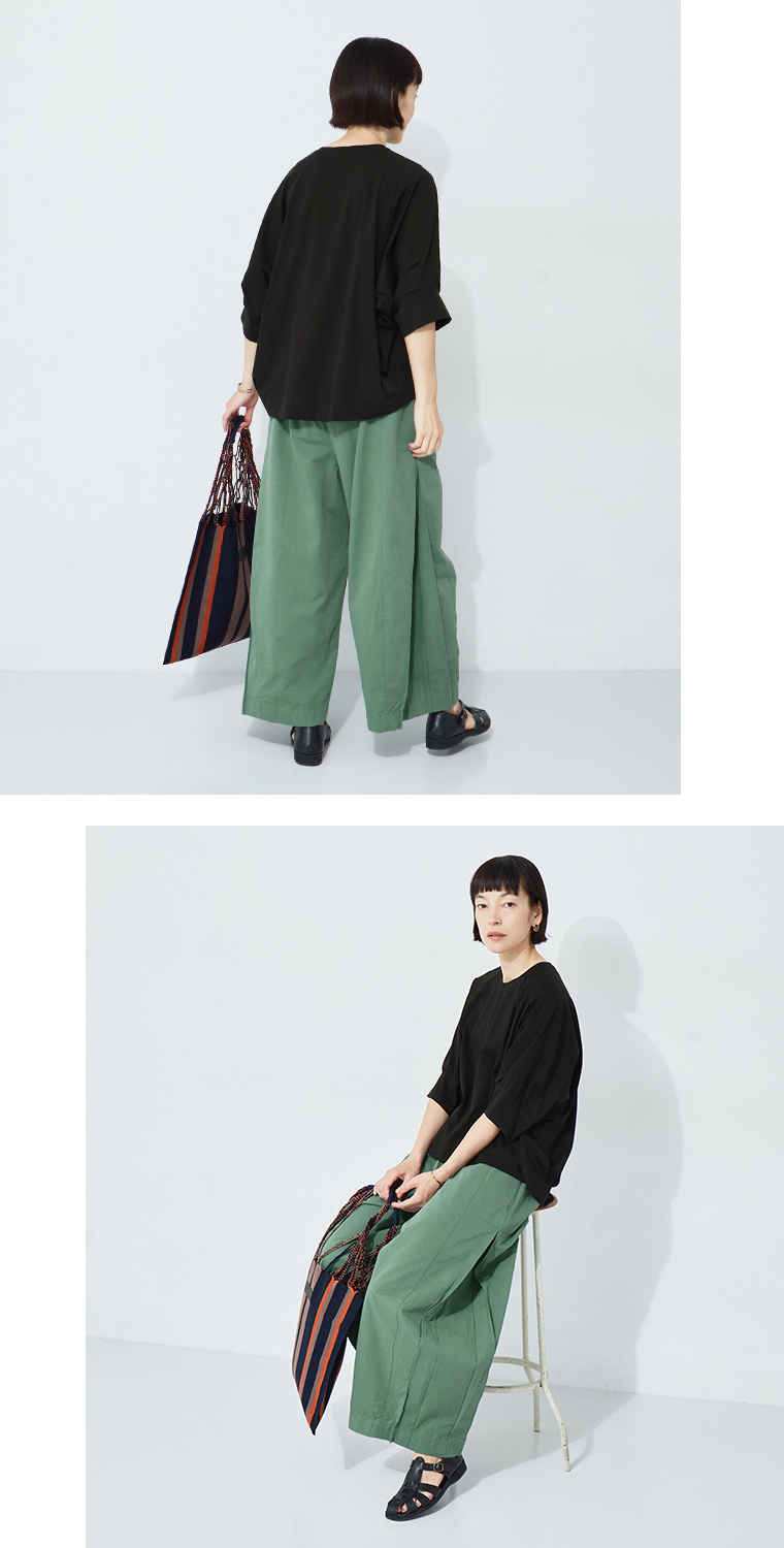 【 TUTIE. 】接触冷感プルオーバー ブラック 全身コーディネートバックスタイル＆椅子座り