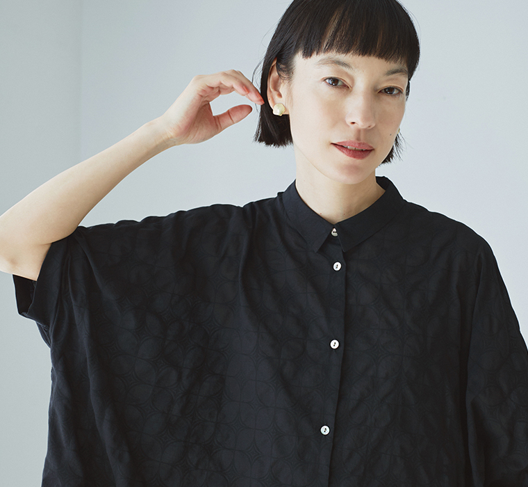 olet ihana シア幾何柄ワンピースのブラック上半身前アップ