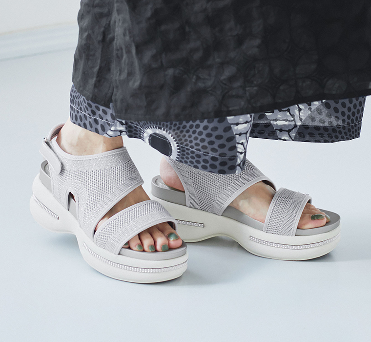 Noubel Voug Relax 厚底スポーツサンダル シルバーのアッパーのアップ